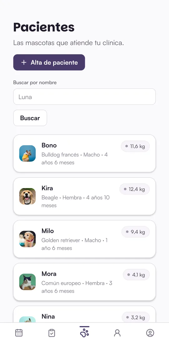 Pacientes en el teléfono: la misma lista de mascotas de la clínica, con el alta de paciente arriba
